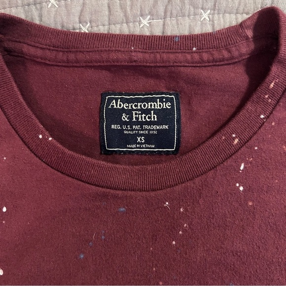 2 for $20 Abercrombie & Fitch Maroon Paint Splattered T-Shirt Size XS - Picture 1 of 6